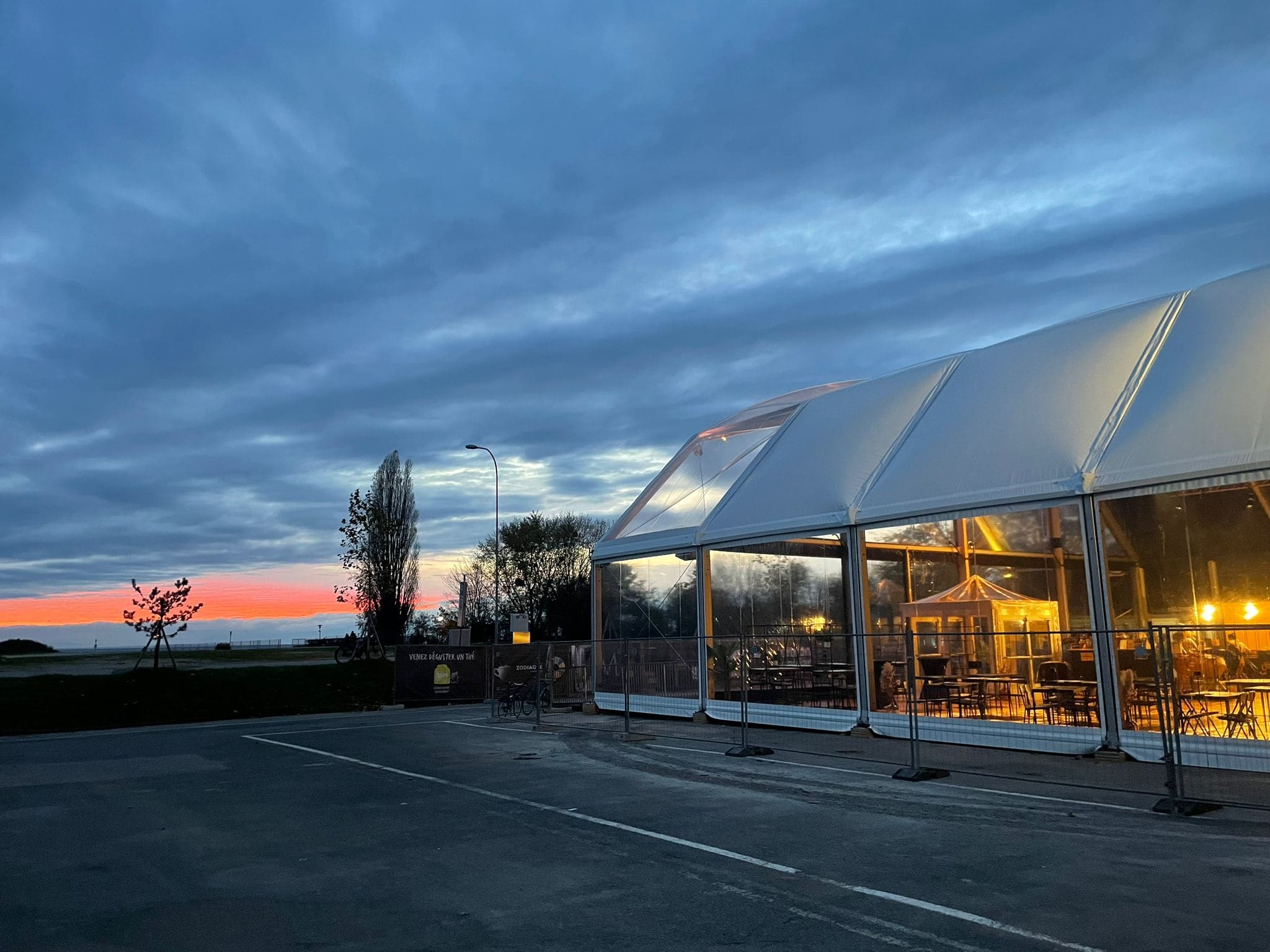 Le Pavillon Naftule illuminé à la tombée de la nuit, place Bellerive