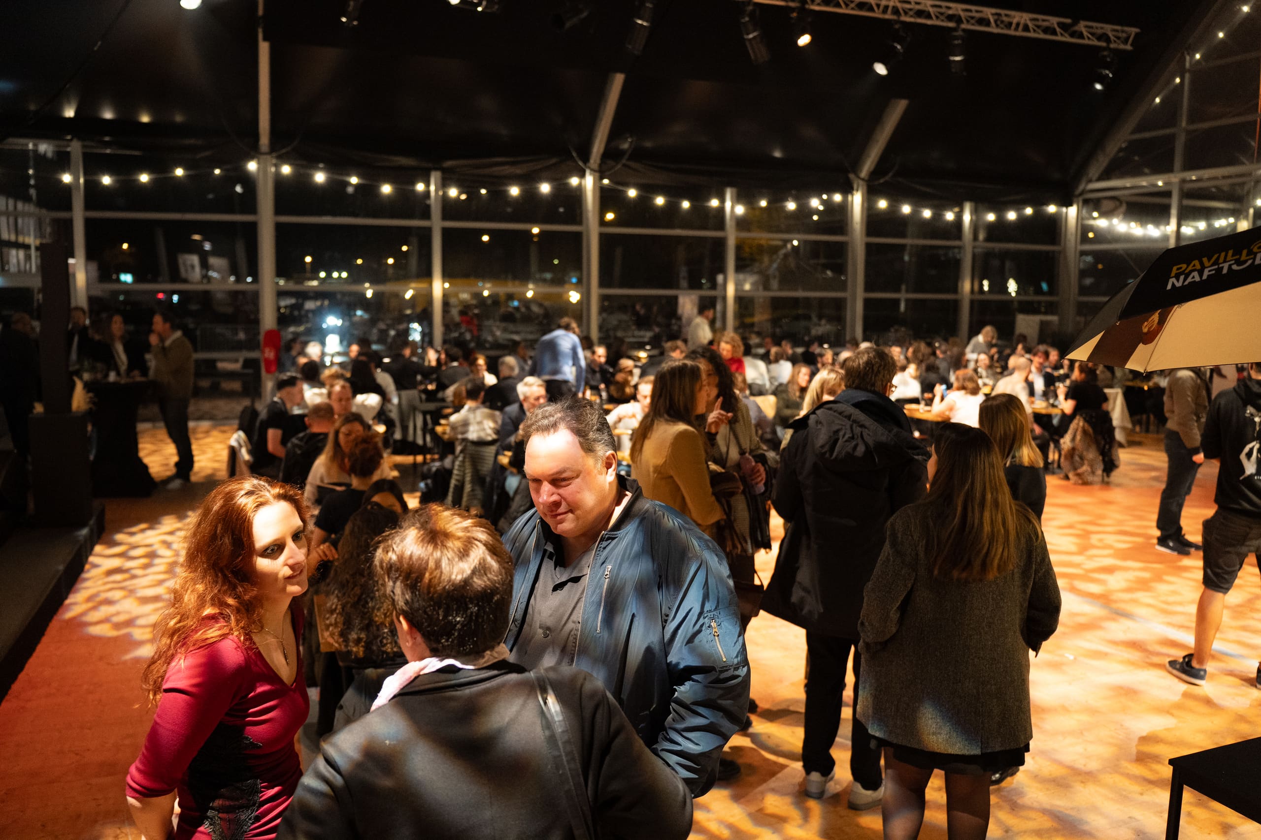 Le foyer du Pavillon Naftule dressé pour une réception