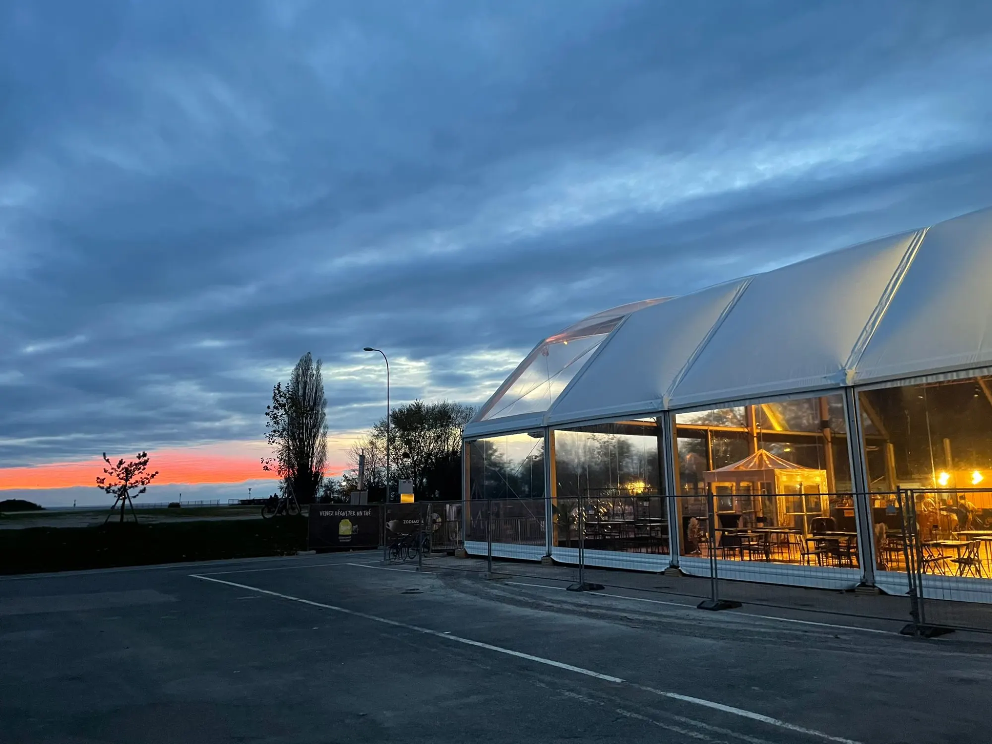 Le Pavillon Naftule vu de l’extérieur au coucher du soleil