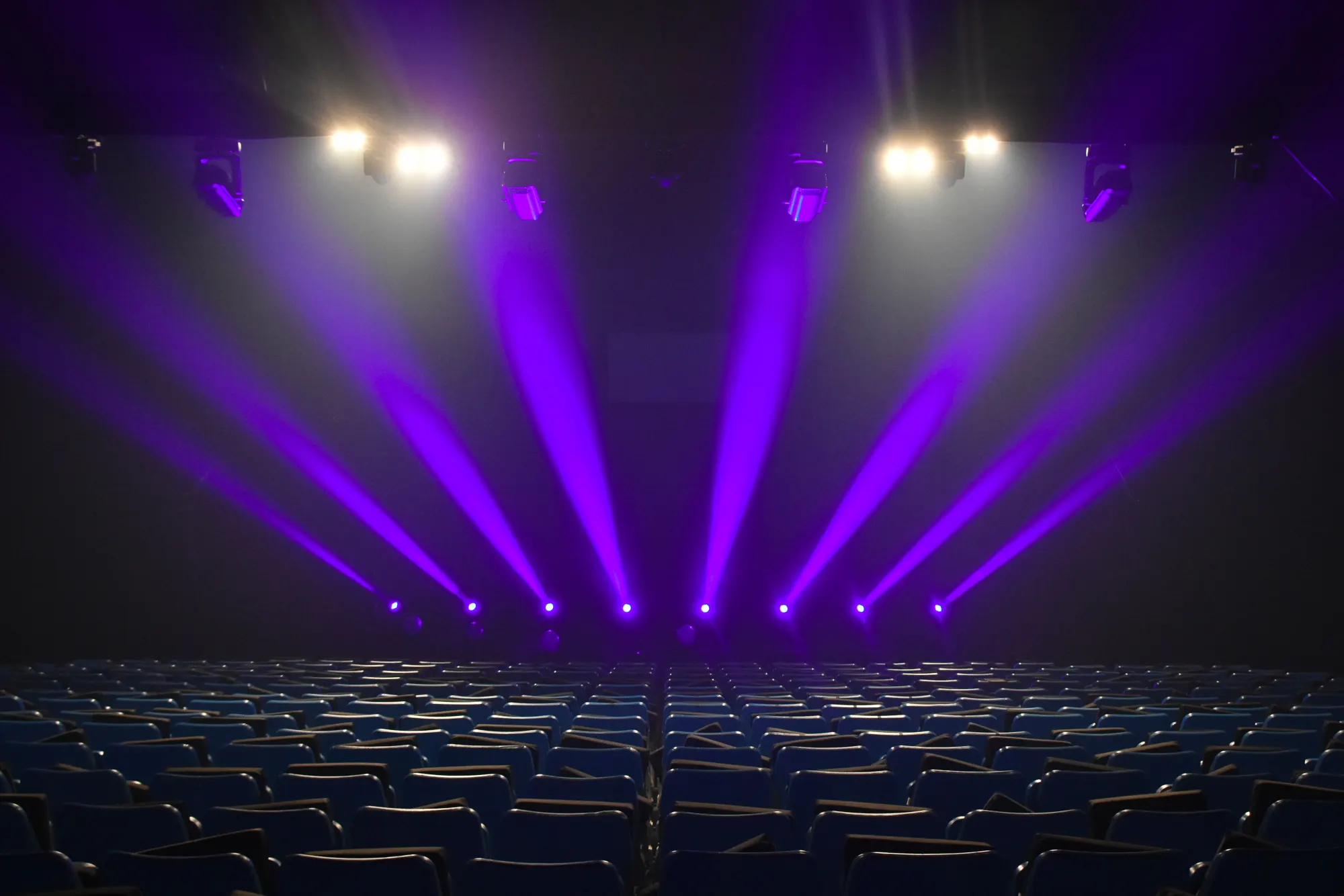 La salle de spectacle du Pavillon Naftule, projecteurs allumés